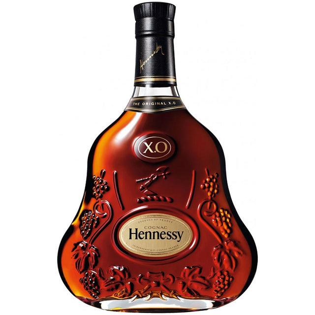 Hennessy X.O. 40% 0,7 Liter Flasche von Hennessy, mit Weinrebenmotiven und einem goldenen Etikett auf weißem Hintergrund, das die Eleganz des französischen Cognacs unterstreicht.