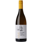 Flasche Hensel und Gretel Weißwein-Cuvée trocken 2023 von Hensel und Schneider, mit gelbem Verschluss und einem Etikett mit zwei Kindern.