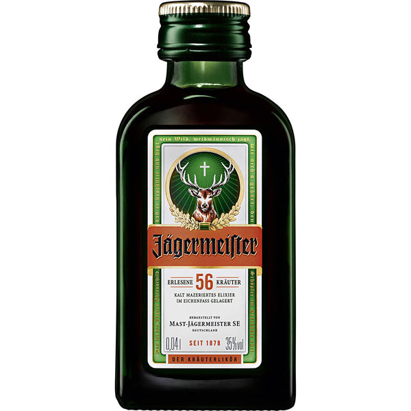 Eine 0,04-l-Flasche Jägermeister-Kräuterlikör (35 %) mit dem ikonischen grünen Etikett, Hirsch und Kreuz der Marke Jägermeister.