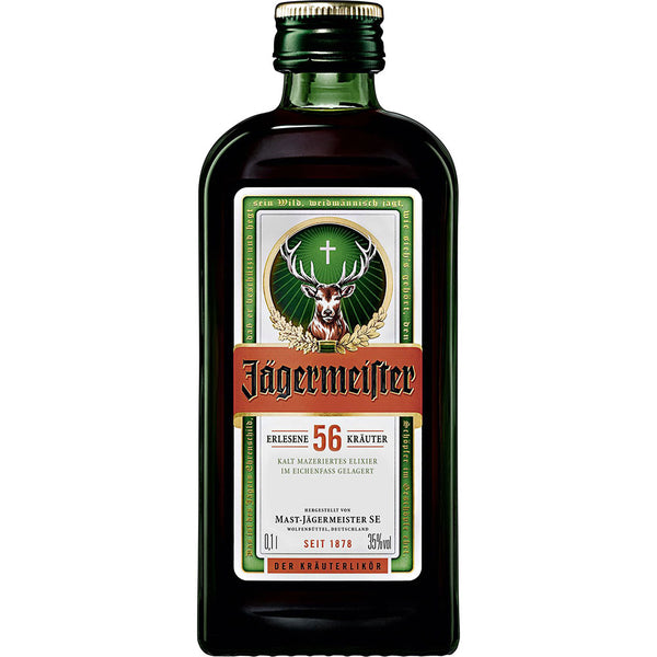 Eine 0,1-Liter-Flasche Jägermeister 35%, eine berühmte deutsche Spirituose, mit dem kultigen grünen Etikett und dem Hirsch-Logo auf der Vorderseite.