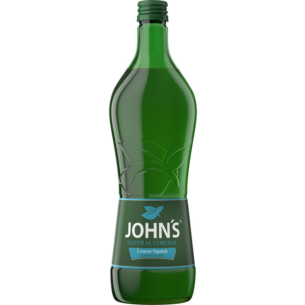 Eine grüne Flasche von John's Natural Cordial Lemon Squash 0,7 Liter, hergestellt mit Zitronensaftkonzentrat, trägt ein blau-weißes Etikett.