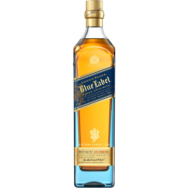 Johnnie Walker Blue Label Blended Scotch Whisky 40% 1 Liter ist mit einem unverwechselbaren blau-goldenen Etikett versehen, das die erstklassige Qualität und Handwerkskunst der Marke Johnnie Walker verkörpert.