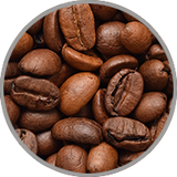 Geröstete Kaffeebohnen in Nahaufnahme zur Visualisierung der komplexen Röstaromen in fassgereiften Rotweinen