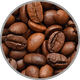 Geröstete Kaffeebohnen in Nahaufnahme zur Visualisierung der komplexen Röstaromen in fassgereiften Rotweinen