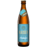Die braune Flasche Kaiser Hefe Weizen Alkoholfrei 20x 0,5L (MEHRWEG) der Kaiser Brauerei hat ein blau-goldenes Etikett mit Kondensationstropfen, die dieses erfrischende alkoholfreie Weizenbier hervorheben.