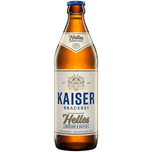 Eine 0,5-Liter-Braunglasflasche Kaiser Helles der Kaiser Brauerei (20er-Pack, MEHRWEG) mit weiß-blauem Etikett und Beschlag hebt die schwäbische Braukunst hervor.