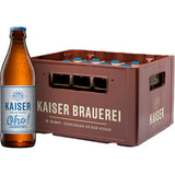 Eine braune Kiste der Kaiser Brauerei enthält Bierflaschen, daneben steht eine Flasche Kaiser Oho Alkoholfrei 20x 0,33 Liter (MEHRWEG).