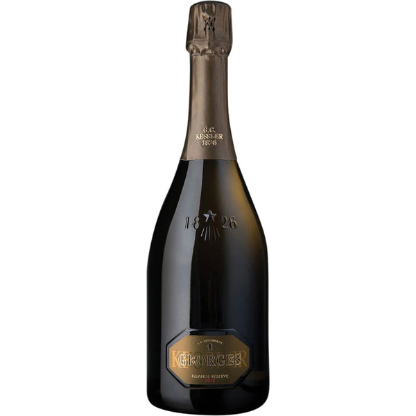 Eine dunkle Flasche KESSLER Sekt Grande Réserve Georges Vintage Brut 0,75L mit Goldfolienverschluss und goldenem Etikett auf der Vorderseite erinnert an den klassischen Stil des deutschen Sekts.