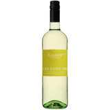 Aufrecht steht eine Flasche Kiefer Mit den Wolken ziehen Weißwein-Cuvée trocken 2024 mit gelbem Etikett und schwarzem Schraubverschluss - ideal, um knackige Kaiserstuhl-Weißwein-Momente zu genießen.