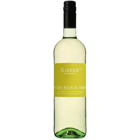 Aufrecht steht eine Flasche Kiefer Mit den Wolken ziehen Weißwein-Cuvée trocken 2024 mit gelbem Etikett und schwarzem Schraubverschluss - ideal, um knackige Kaiserstuhl-Weißwein-Momente zu genießen.