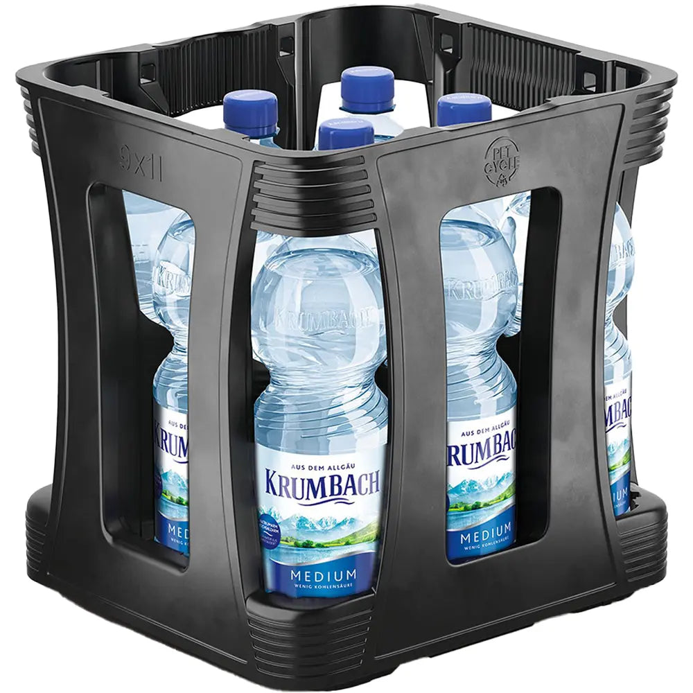 Schwarze Kunststoffkiste mit neun 1-Liter-Flaschen Krumbach Medium PET (EINWEG), mit blauen Etiketten und ausgewogener Mineralisierung.