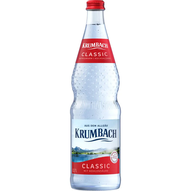 Eine Klarglasflasche Krumbach Classic 12x 0,7 Liter (MEHRWEG) Mineralwasser der Marke Krumbach mit rot-weißem Etikett.