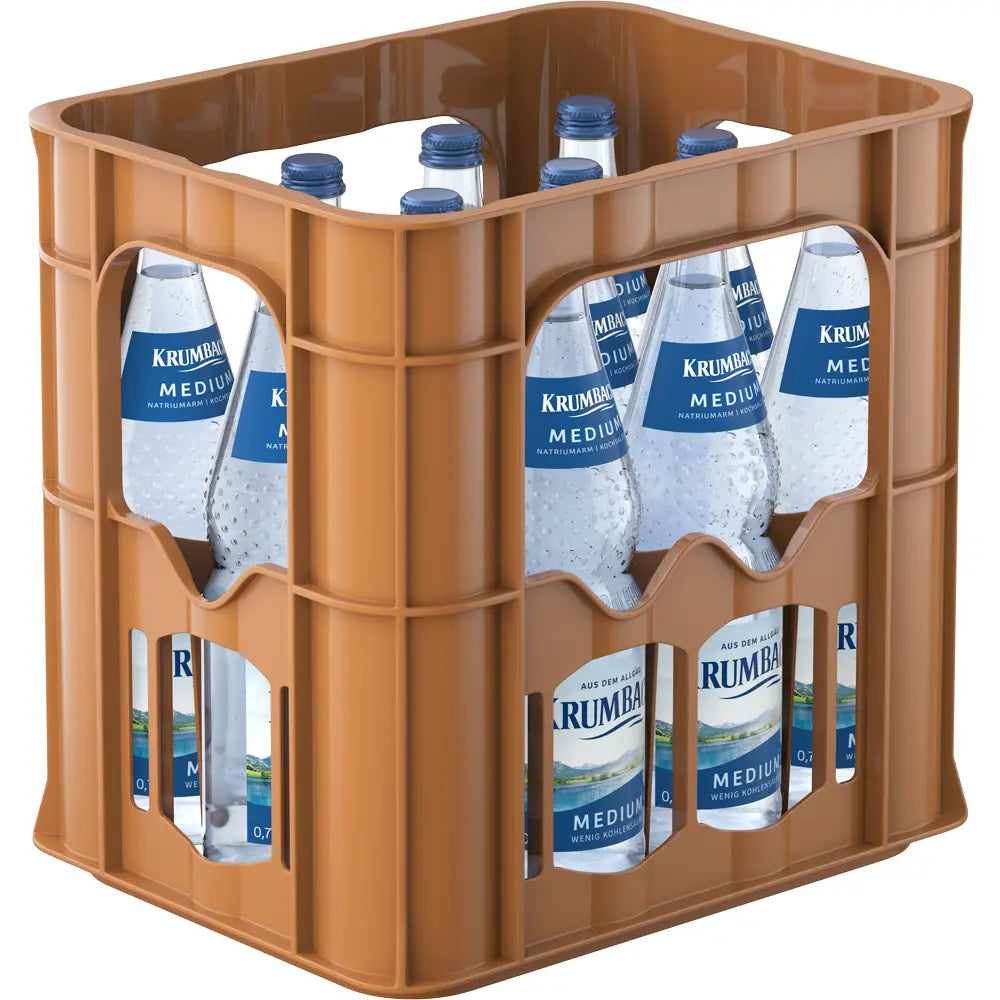 Eine braune Kunststoffkiste mit zwölf 0,7-Liter-Flaschen Krumbach Medium Mineralwasser (Mehrweg), ein natriumarmes Produkt der Marke Krumbach.
