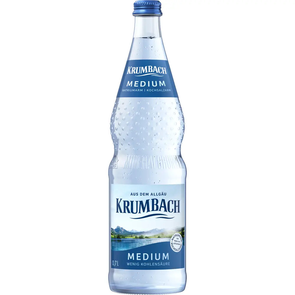 Eine 0,7-Liter-Klarglasflasche Krumbach Medium Mineralwasser (natriumarm) mit blauem und weißem Etikett, aus der 12x0,7-Liter-Mehrwegpackung der Marke Krumbach.