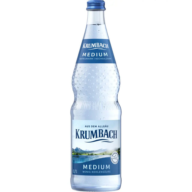 Eine 0,7-Liter-Klarglasflasche Krumbach Medium Mineralwasser (natriumarm) mit blauem und weißem Etikett, aus der 12x0,7-Liter-Mehrwegpackung der Marke Krumbach.