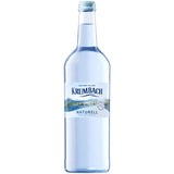 Eine Klarglasflasche Krumbach Mineralwasser Naturell 6x0,75L (Mehrweg), ein natriumarmes stilles Mineralwasser von Krumbach, ist mit einem blau-weißen Etikett und einem blauen Verschluss versehen.
