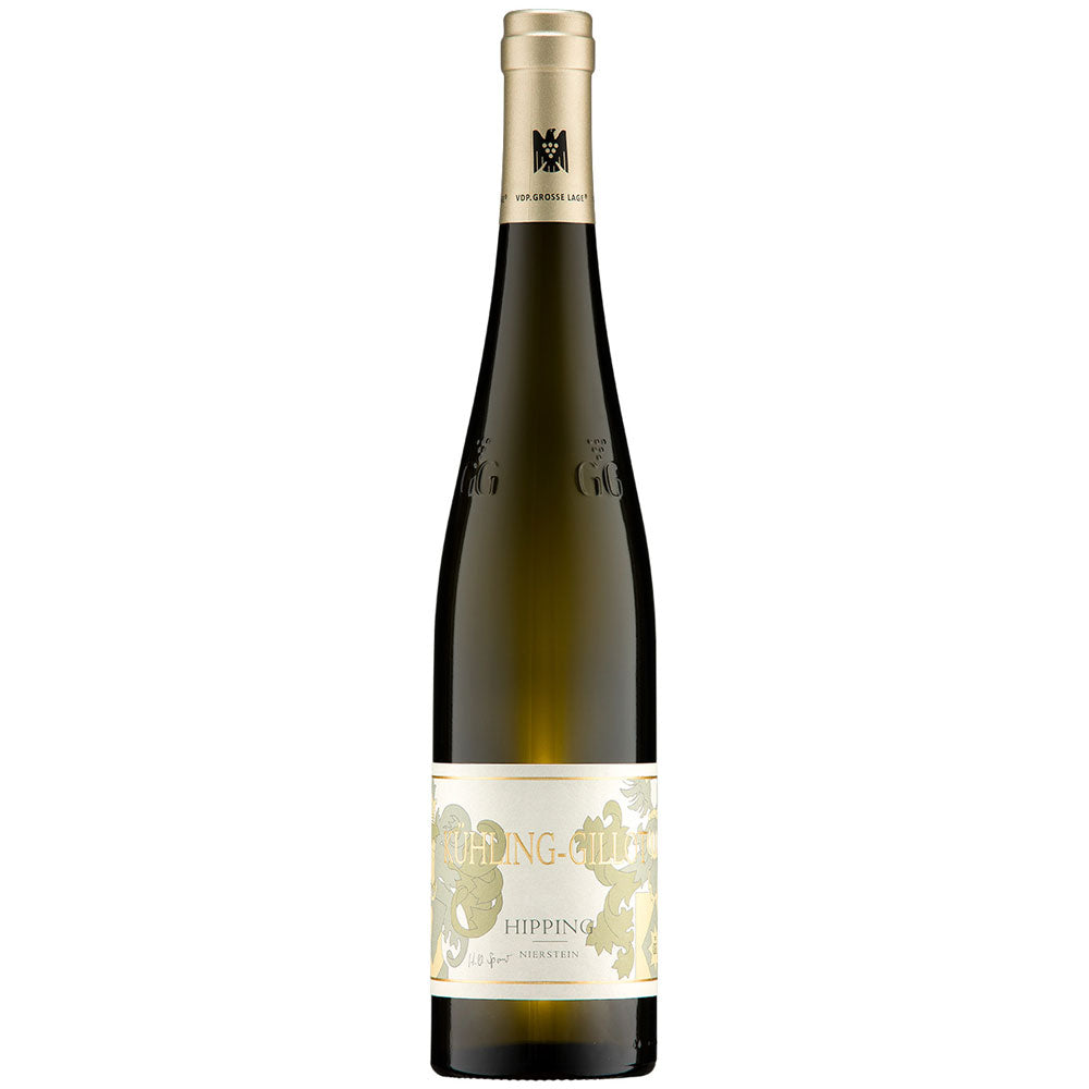 Eine hohe grüne Weinflasche mit goldenem Verschluss und der Aufschrift Hipping enthält den Kühling-Gillot Hipping Riesling GG VDP.Grosse Lage trocken 2024 - einen hochgelobten trockenen Riesling aus dem renommierten Roten Hang Nierstein.