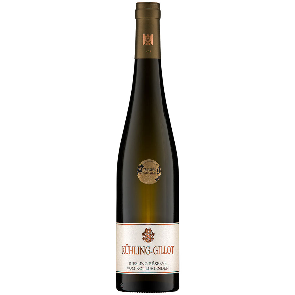 Eine Flasche Kühling-Gillot Riesling Réserve vom Rotliegenden trocken 2022 mit einem weiß-goldenen Etikett auf weißem Grund, das den raffinierten Charakter dieses rheinhessischen Weißweins unterstreicht.
