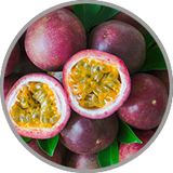 Aufgeschnittene Maracuja mit sichtbaren Kernen, symbolisch für das tropisch-exotische Aroma in aromatischen Weißweinen