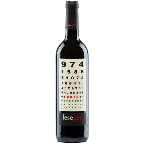 Eine Weinflasche, beschriftet wie eine Augentafel mit zufälligen Zahlen und "lesegut" am Boden - ideal für Fans des Marqués de Grinon Lesegut Tinto 2020, einem herausragenden Rotwein aus Zentralspanien von Marqués de Grinon.