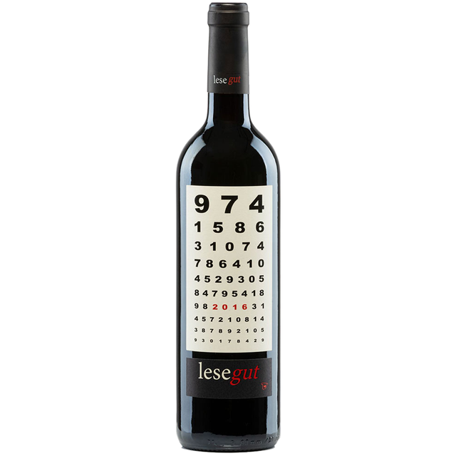 Eine Weinflasche, beschriftet wie eine Augentafel mit zufälligen Zahlen und "lesegut" am Boden - ideal für Fans des Marqués de Grinon Lesegut Tinto 2020, einem herausragenden Rotwein aus Zentralspanien von Marqués de Grinon.