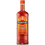 Eine 0,75-Liter-Flasche Martini Fiero (14,4 % Vol.) von Martini mit dem charakteristischen orangefarbenen Etikett und Verschluss wird vor einem weißen Hintergrund präsentiert, um das einzigartige Blutorangenaroma hervorzuheben, das diesen Wermut auszeichnet.