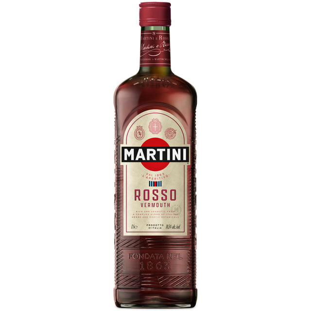 Eine 1-Liter-Flasche „Martini Rosso Vermouth 14,5 %“ von Martini, dem klassischen italienischen Aperitif, mit rotem Verschluss und Etikett auf weißem Hintergrund.