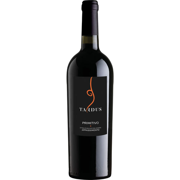 Eine dunkle Weinflasche mit der Aufschrift Cantine Minini Primitivo Quietum Appassimento 2024 hebt sich durch ein kühnes schwarz-orangefarbenes Design ab, das diesen italienischen Rotwein von Cantine Minini vor einem strahlend weißen Hintergrund hervorhebt.