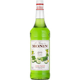 Auf dem Etikett der grünen 1-Liter-Flasche Monin Gurke Sirup sind Gurken und gelbe Blumen abgebildet, was ihn zu einem erfrischenden Gurkensirup für Ihre Lieblingscocktailkreationen macht.