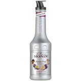 Monin Le Fruit Maracuja Passion Fruit FruchtPüree 1 Liter von Monin kommt in einer silbernen Flasche mit Passionsfruchtmotiven und einem schwarzen Pumpverschluss.