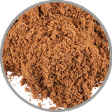 Geriebene Muskatnuss auf weißem Hintergrund zur Visualisierung der würzigen Aromen in Muskateller oder gereiften Weißweinen