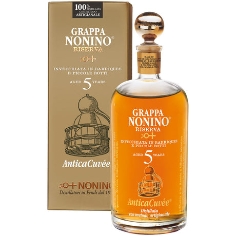 Eine Flasche Grappa Nonino Riserva AnticaCuvée 5 Jahre 43% (0,7L) von Nonino Distillatori, präsentiert in einer eleganten Goldbox.