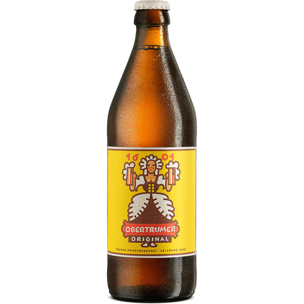 Eine gekühlte Trumer Obertrumer Zwickl Original BIO 0,33L Mehrweg-Flasche mit gelbem Etikett und illustriertem Logo hebt sich von einem weißen Hintergrund ab.