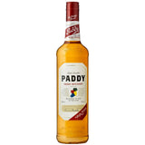 Eine 0,7-Liter-Flasche Paddy Irish Whiskey 40% der Marke Paddy mit weißem Etikett und rotem Verschluss ist vor einem weißen Hintergrund abgebildet.