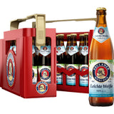 Ein Kasten Paulaner Leichte Weisse 20x 0,5 Liter (MEHRWEG) mit einer Flasche vorne, die das naturtrübe Hefe-Weißbier von Paulaner für ein erfrischendes, kalorienarmes Biererlebnis präsentiert.