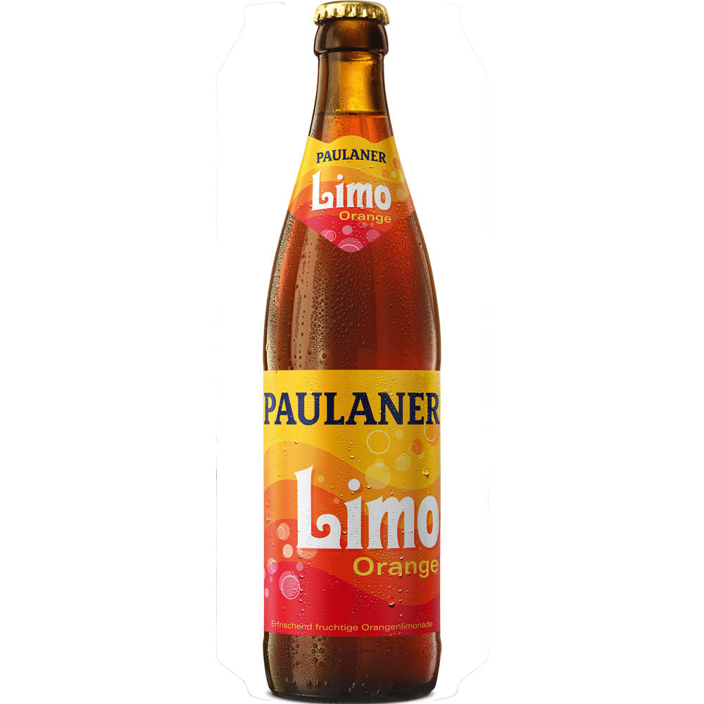 Eine gekühlte Paulaner Limo Orange 0,5L MEHRWEG Flasche mit Kondenswasser auf dem Etikett steht vor weißem Hintergrund und unterstreicht diese erfrischende alkoholfreie Limonade von Paulaner.