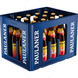 Eine blaue Kiste Paulaner Limo Orange 20x 0,5 Liter (MEHRWEG) Flaschen von Paulaner, jeweils alkoholfreie Limonade mit orangefarbenen und gelben Etiketten, aus einem Winkel betrachtet.