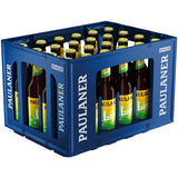 Eine blaue Kiste enthält 24 Flaschen Paulaner Limo Zitrone 0,33L (Mehrweg), das Etikett der erfrischenden Limonade ist durch die Lamellen deutlich sichtbar.