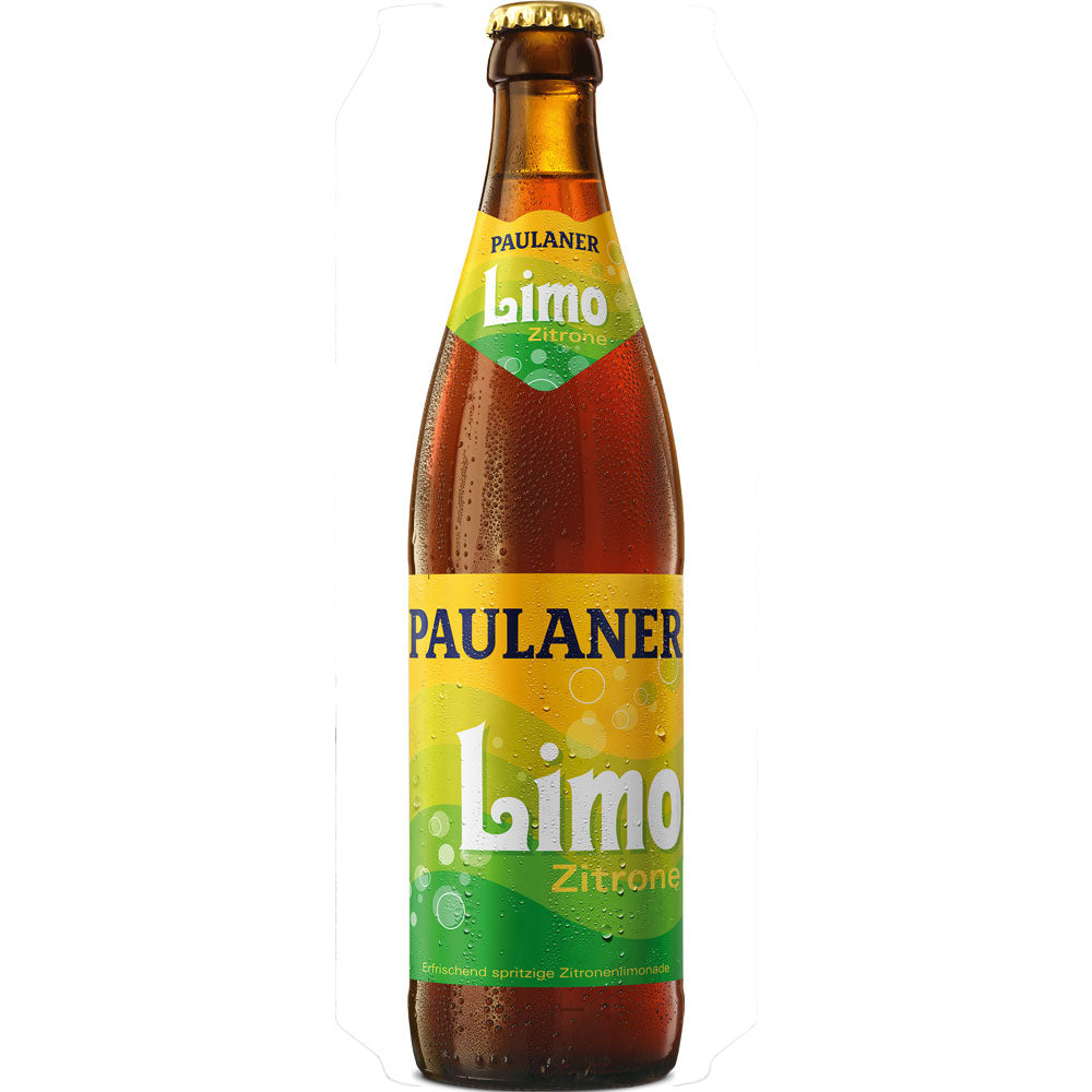 Eine braune Glasflasche Paulaner Limo Zitrone 20x 0,5 Liter (MEHRWEG) von Paulaner mit gelb-grünem Etikett und Kondenswasser - ein Erfrischungsgetränk perfekt für jeden Anlass.
