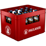 Roter Kunststoffkasten mit 20 Flaschen Paulaner Münchner Hell Alkoholfrei (je 0,5 l, MEHRWEG), mit weißem Paulaner Branding an den Seiten.