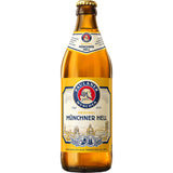 Eine 0,5-Liter-Flasche Paulaner Original Münchner Hell aus dem 20er-Pack mit dem gelben Etikett und dem blauen Logo der Marke mit Münchner Stadtmotiv hebt dieses klassische bayerische Lagerbier in Mehrwegflaschen (MEHRWEG) hervor.