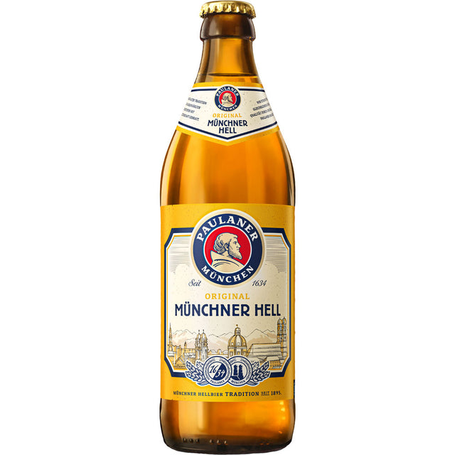Eine 0,5-Liter-Flasche Paulaner Original Münchner Hell aus dem 20er-Pack mit dem gelben Etikett und dem blauen Logo der Marke mit Münchner Stadtmotiv hebt dieses klassische bayerische Lagerbier in Mehrwegflaschen (MEHRWEG) hervor.