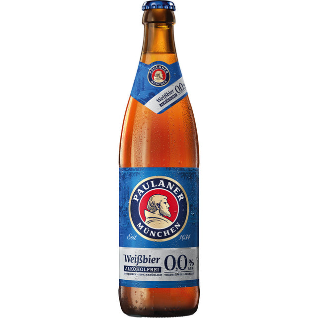 Eine Flasche Paulaner Weißbier 0,0% Alkoholfrei 20x 0,5 Liter (MEHRWEG) mit blau-weißem Etikett und sichtbarem Kondenswasser - ein isotonischer Durstlöscher von Paulaner für jeden Augenblick.