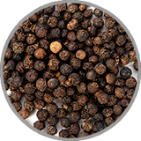 Schwarze Pfefferkörner in Nahaufnahme zur Darstellung des würzig, pfeffrigen Aromas typischer Syrah- und Cabernet-Weine