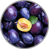 Dunkle Pflaumen in Nahaufnahme als Darstellung für das saftig-süßen Aromas in vollmundigen Rotweinen