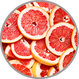 In Scheiben geschnittene Pink Grapefruit zur Darstellung des herben Zitrusaromas in Rosé- und Weißweinen