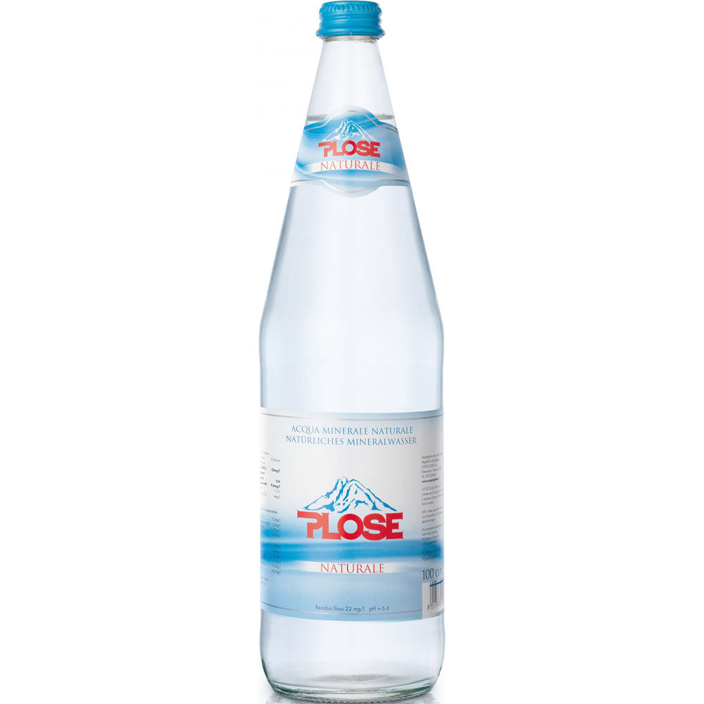 Eine 1,0L Plose Naturale MEHRWEG Glasflasche mit blauem Etikett und Verschluss, mit reinem Hochquellwasser. Erhältlich im 6er-Pack von der Marke Plose.