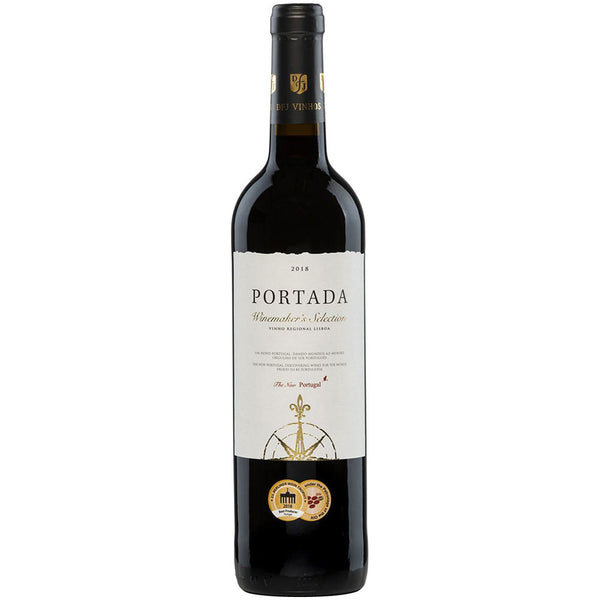 Eine Flasche DFJ Vinhos Portada Winemaker's Selection 2021 mit weißem Etikett und zwei Preisplaketten unterstreicht die Qualität des portugiesischen Weins aus Lissabon.