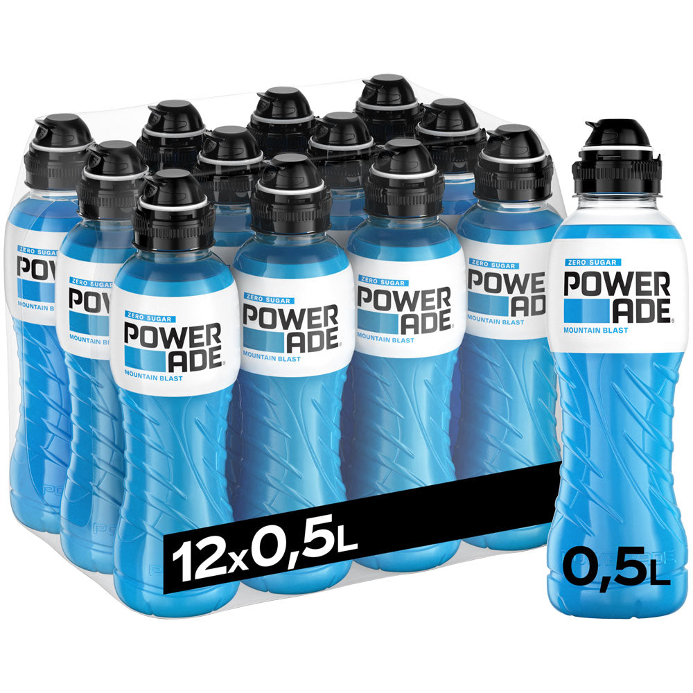 Zwölf Powerade Sports Mountain Blast PET Einwegflaschen à 0,5L im praktischen 12er-Pack - das isotonische Sportgetränk für optimale Erfrischung, mit einer Flasche vorne separat präsentiert.