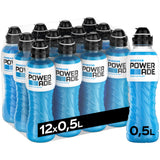 Zwölf Powerade Sports Mountain Blast PET Einwegflaschen à 0,5L im praktischen 12er-Pack - das isotonische Sportgetränk für optimale Erfrischung, mit einer Flasche vorne separat präsentiert.